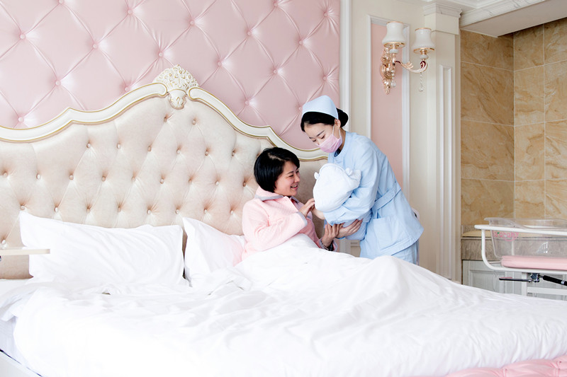 在家坐月子和在月子中心坐月子到底有啥区别？